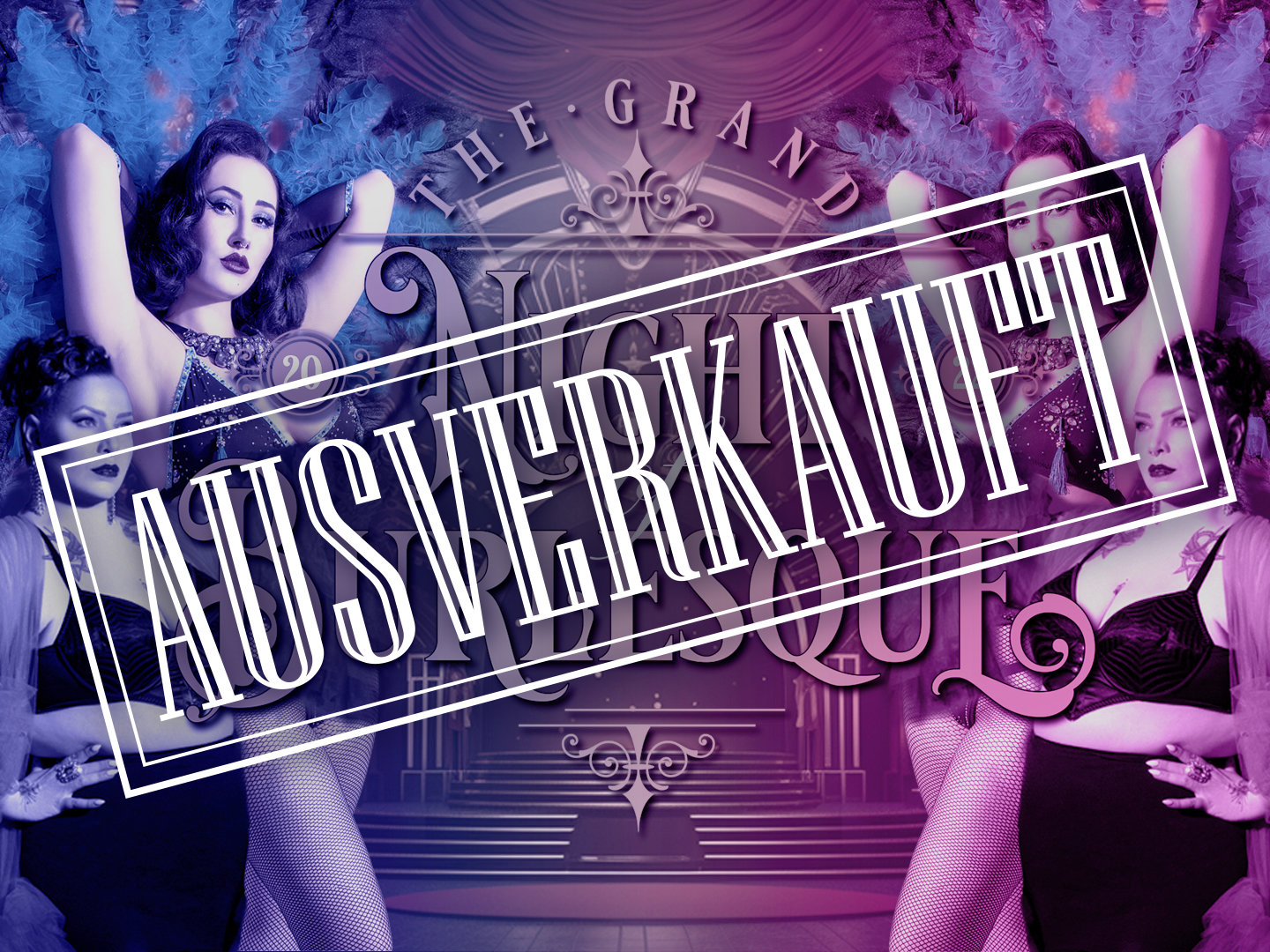 Zwei Burlesque-Tänzerinnen posieren vor einem dekorativen Hintergrund mit dem Text 'AUSVERKAUFT'.