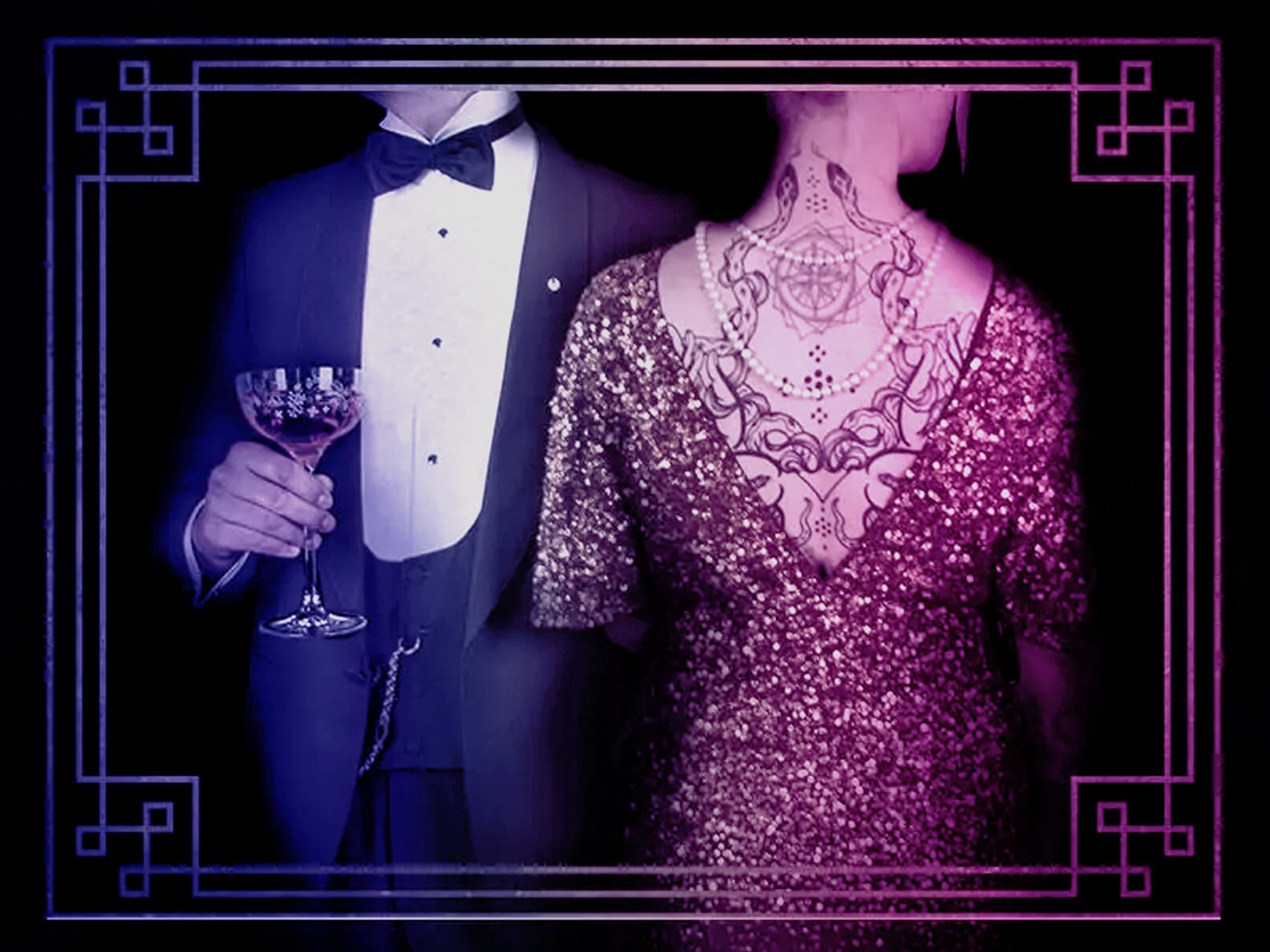 Ein Mann in einem Smoking und eine Frau in einem glitzernden Abendkleid mit einem Glas in der Hand.