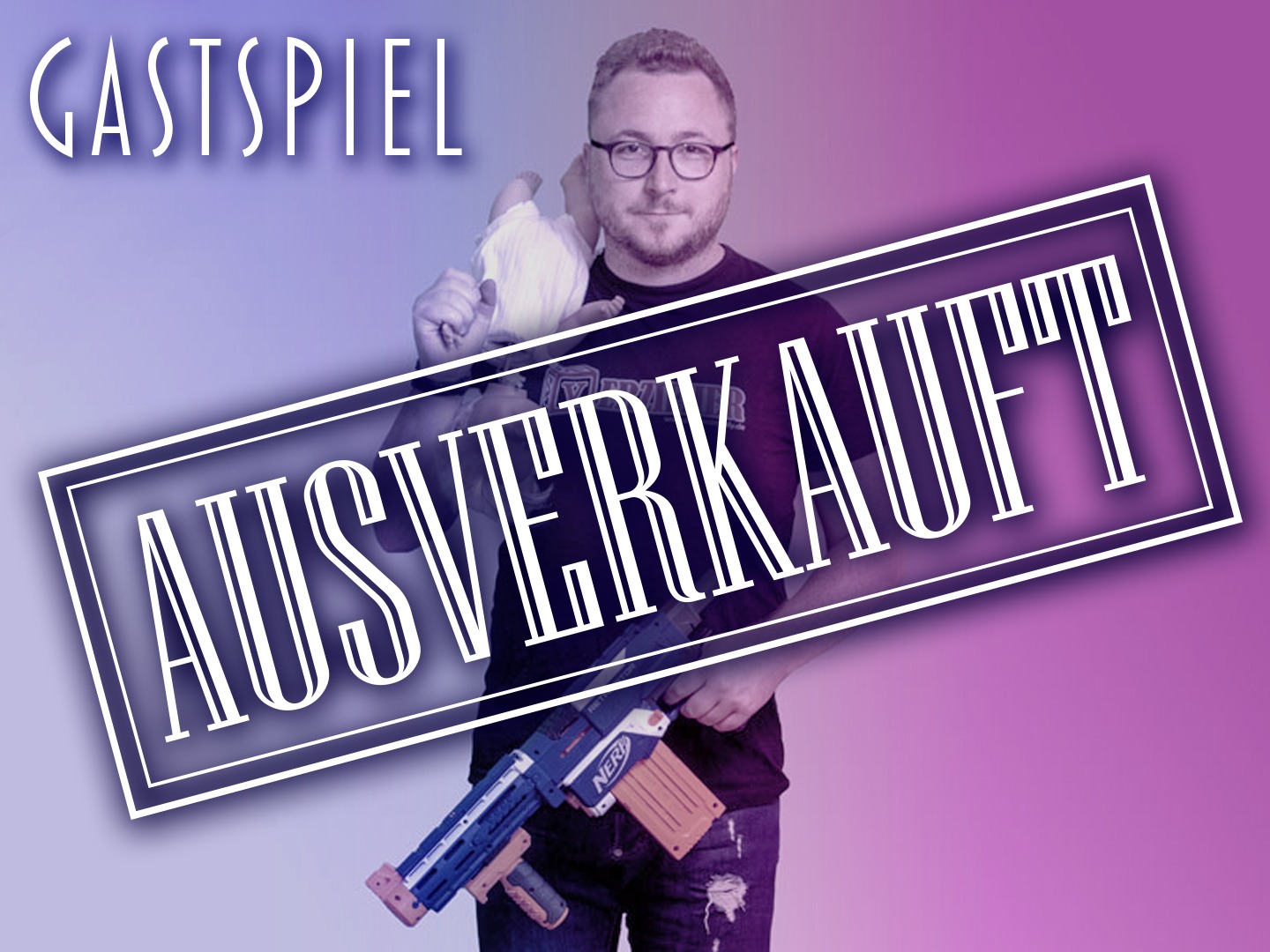 Mann hält eine Puppe in der einen Hand und eine Spielzeugwaffe in der anderen Hand, mit Ausverkauft-Schild im Vordergrund.
