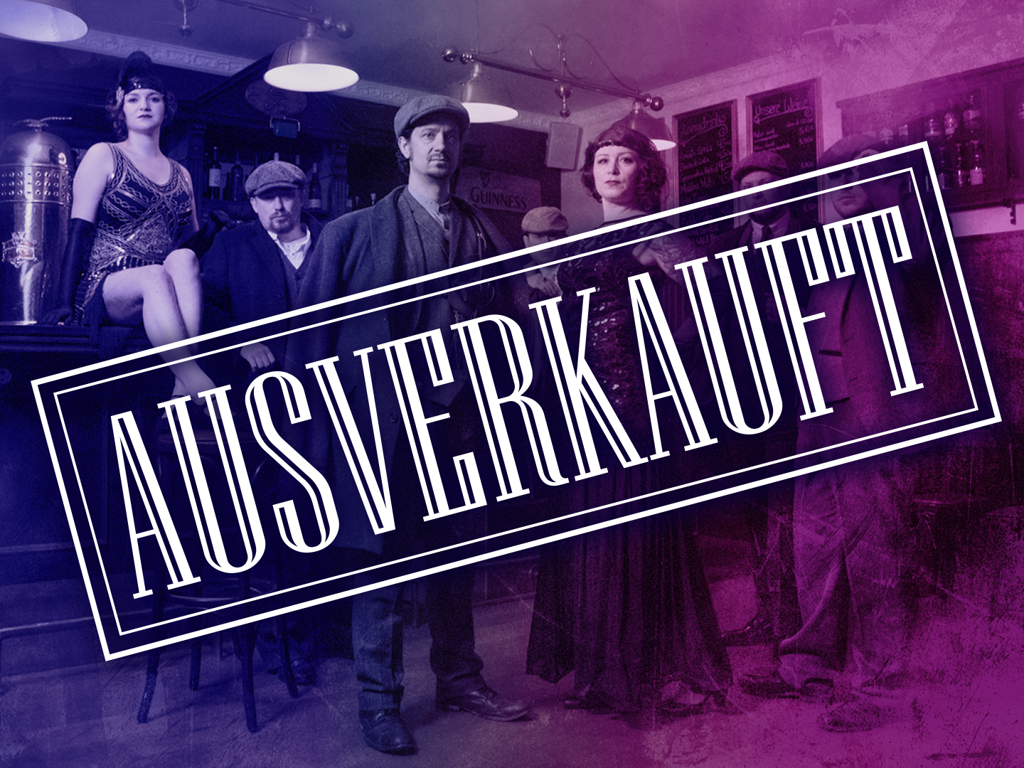 Schwarz-Weiß-Foto einer Gruppe von Personen in historischen Kostümen mit dem Schriftzug Ausverkauft in der Mitte.