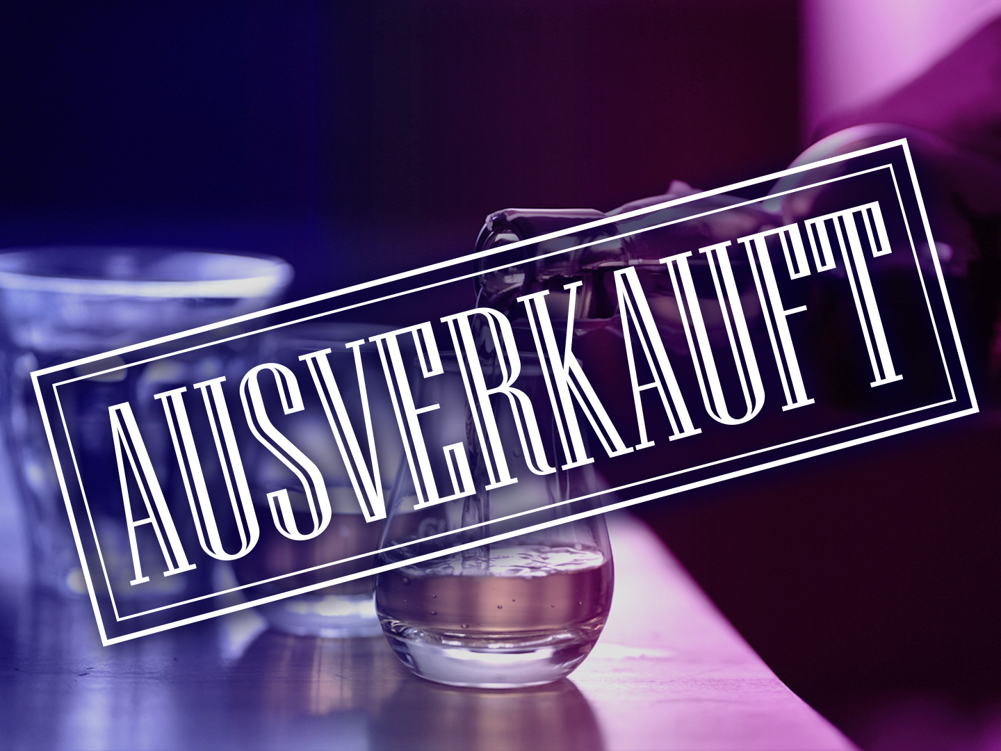 Ein Glas mit Whisky wird von einer Hand auf einem Tisch eingeschenkt, mit dem Text 'AUSVERKAUFT' im Vordergrund.