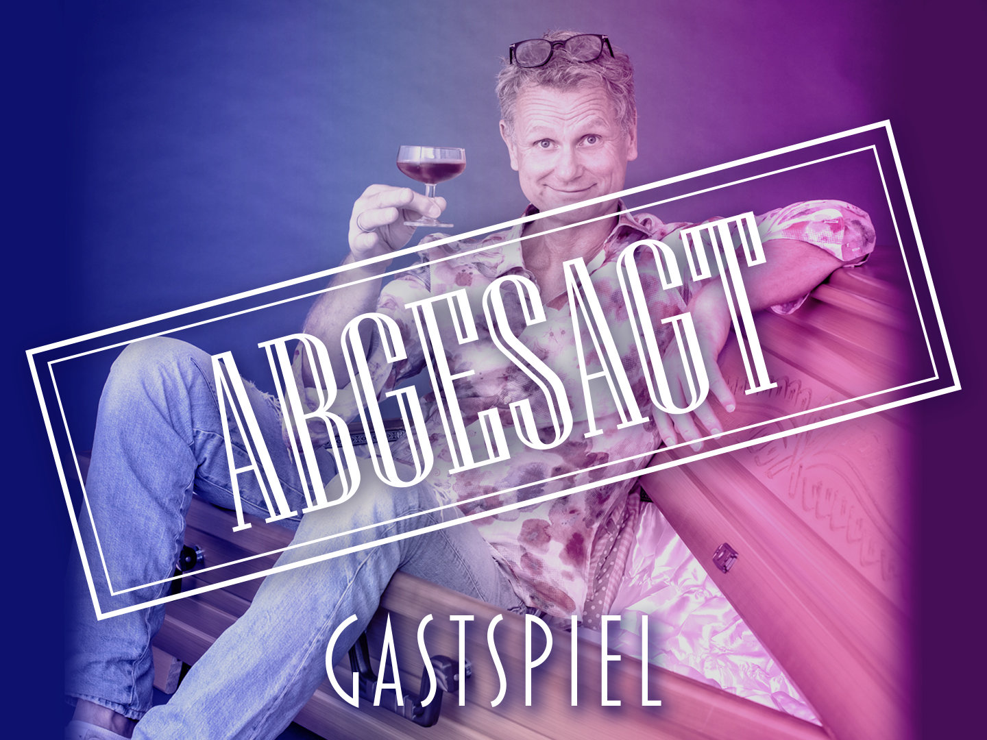Mann sitzt auf einer Bank und hält ein Glas Wein, mit dem Text 'ABGESAGT' überlagert.