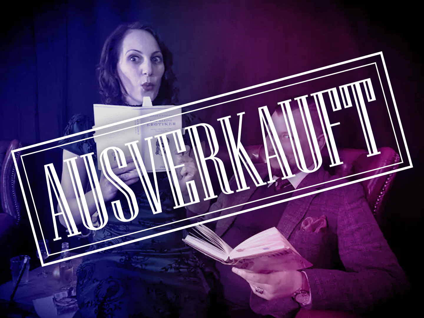 Zwei Personen sitzen auf einem Sofa und lesen Bücher, mit dem Text 'Ausverkauft' überlagert.