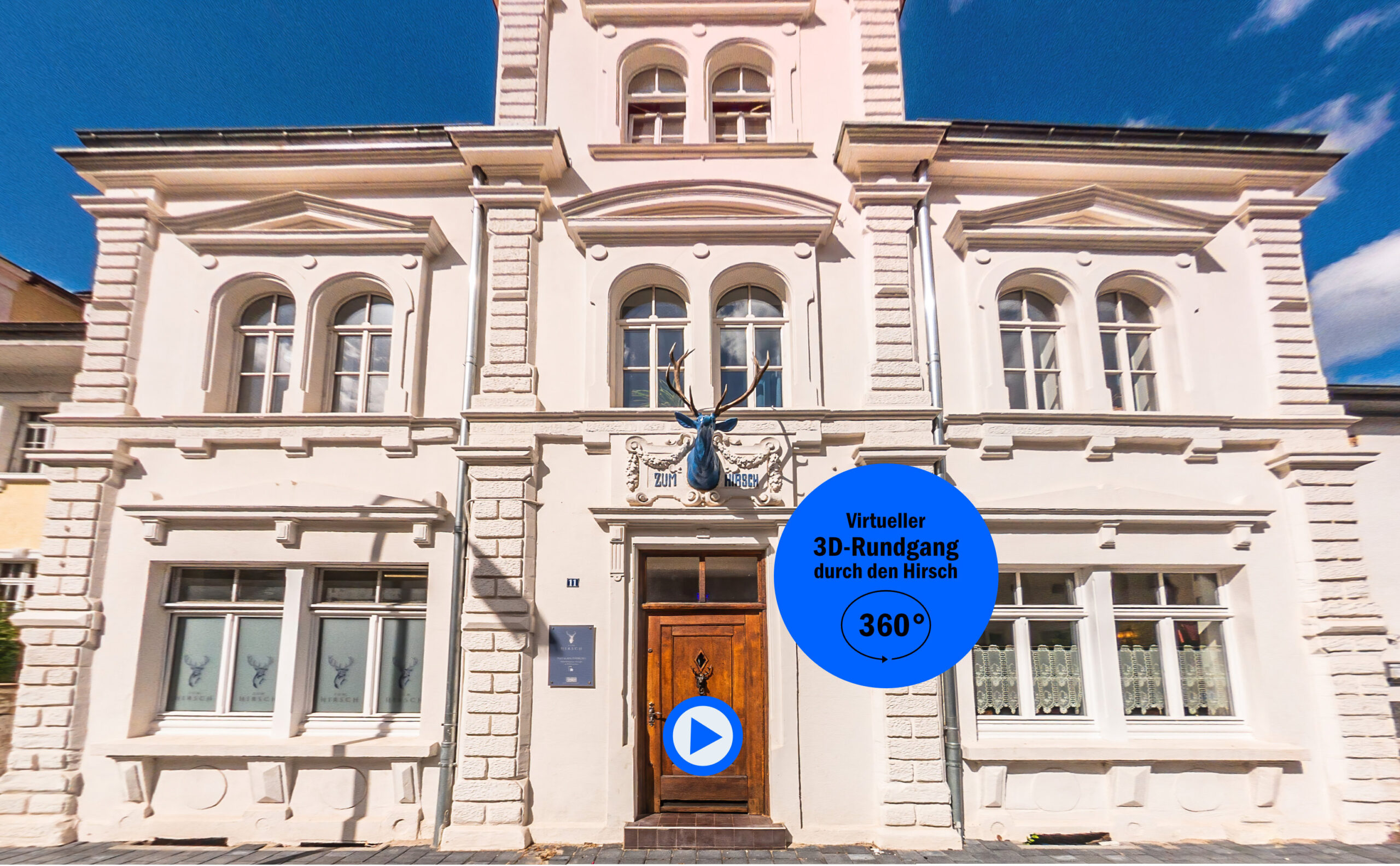 Fassade eines historischen Gebäudes mit einem Wappen und einem 3D-Rundgang-Button.