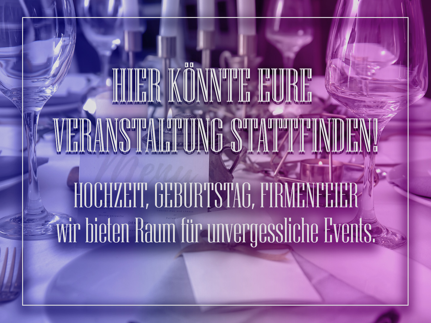 Elegante Tischdekoration mit Gläsern und einem Platzkartenhalter für Veranstaltungen.