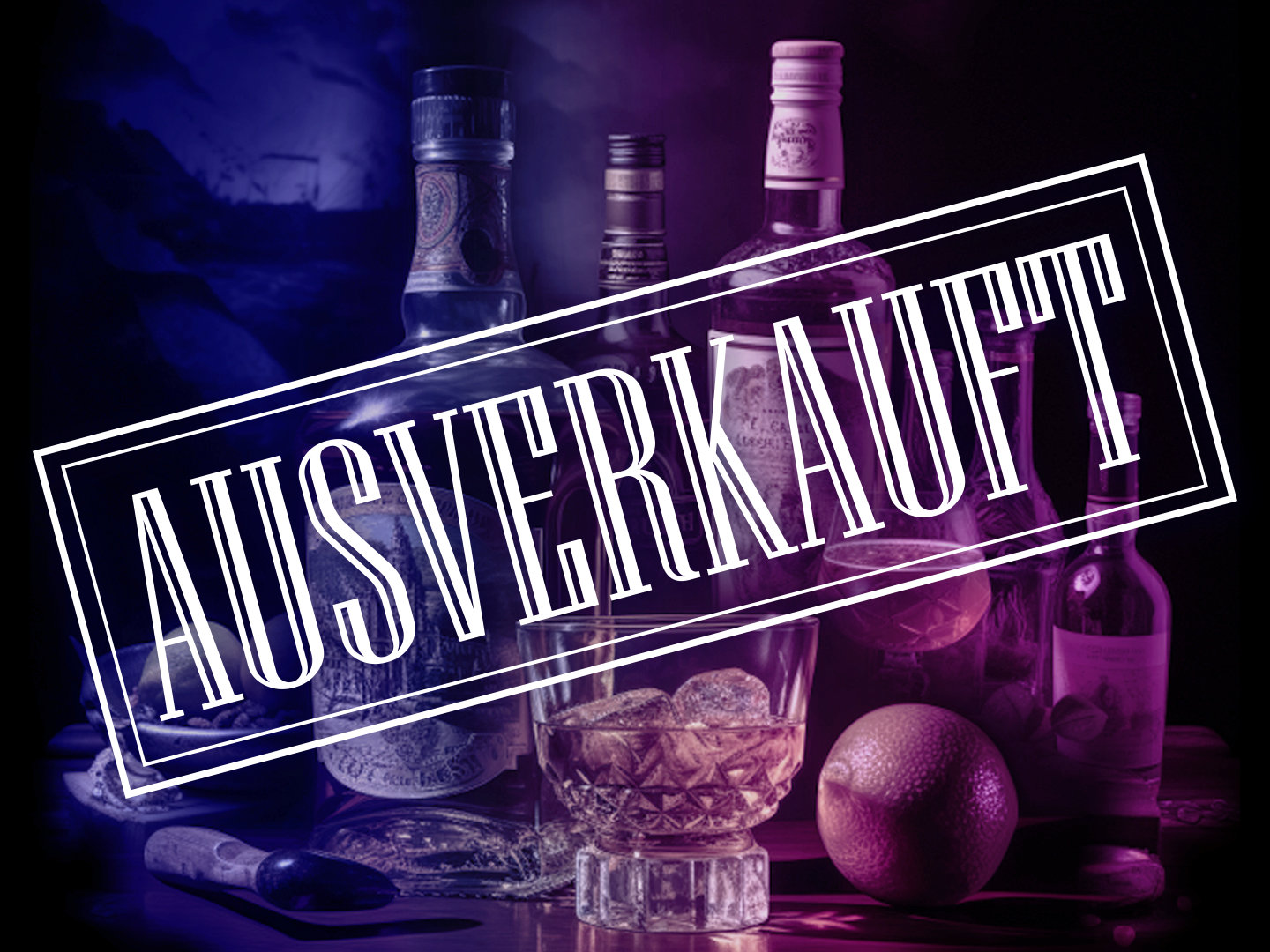 Flasche Rum und Gläser mit Eiswürfeln auf einem Tisch, mit dem Text 'Ausverkauft' in der Mitte.