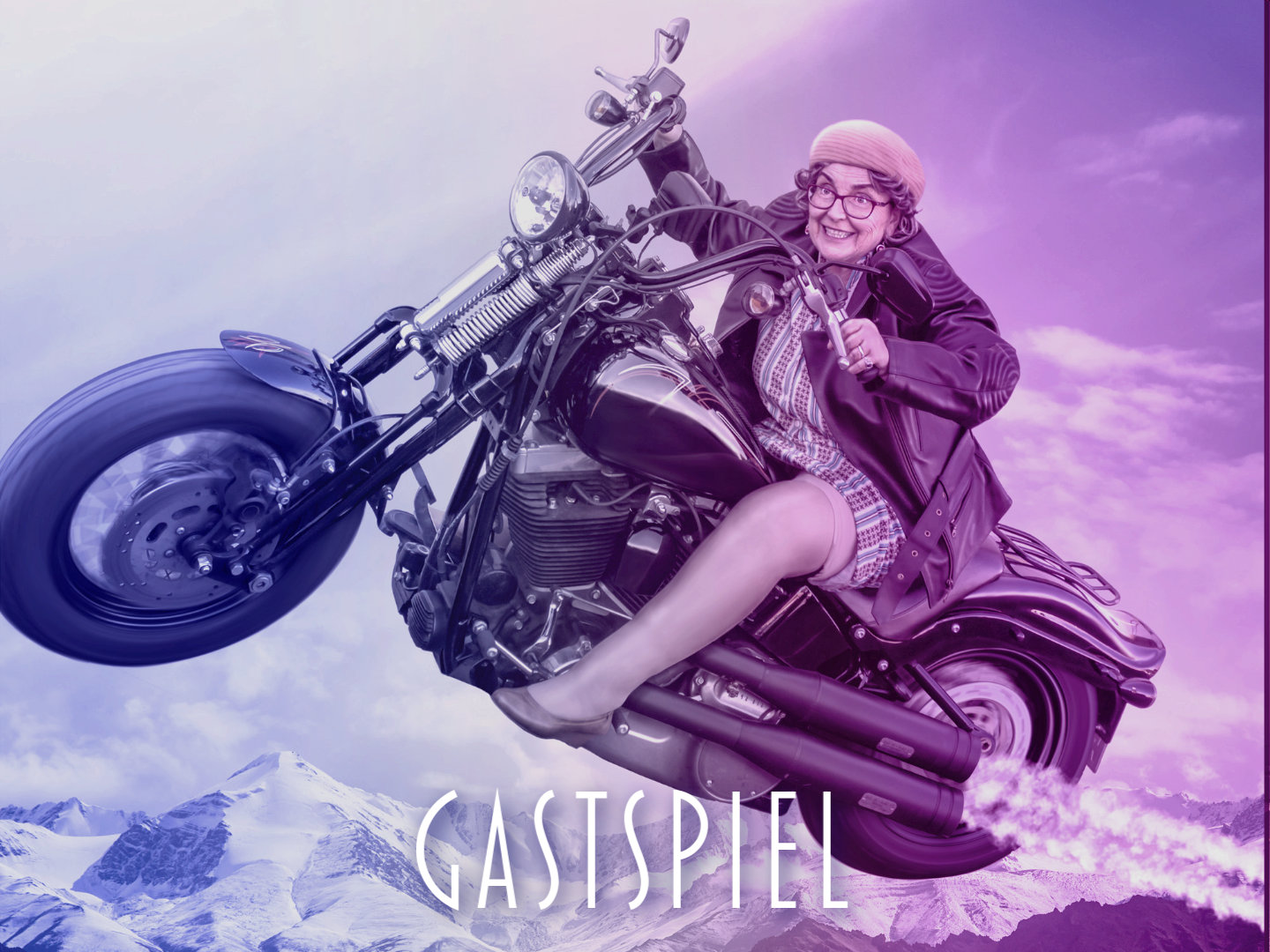 Eine Frau in einem Rock und Brille fährt auf einem Motorrad mit lila und blauen Farbtönen im Hintergrund.