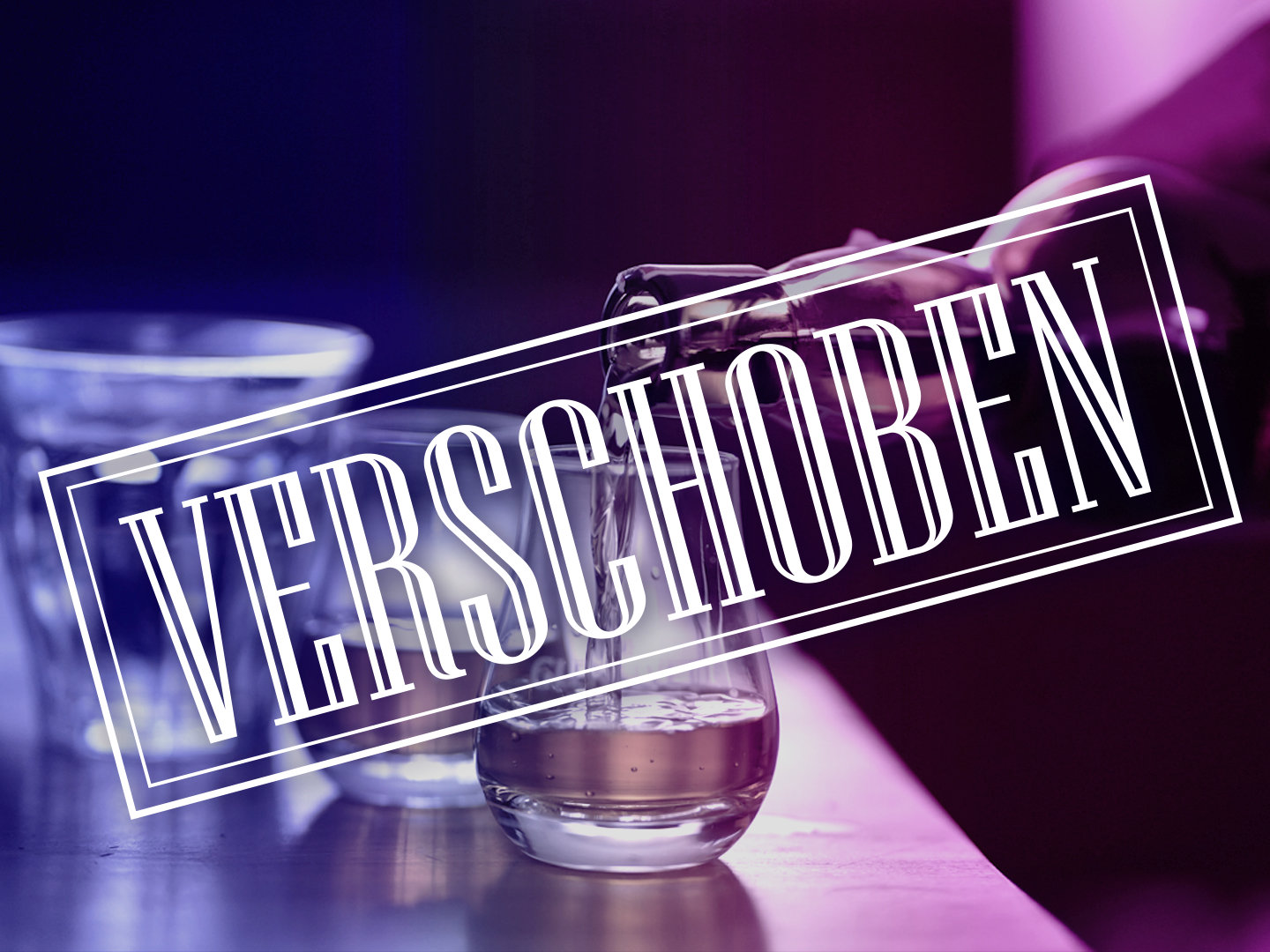 Ein Glas mit klarer Flüssigkeit und der Aufschrift 'VERSCHOBEN' in großen Buchstaben.