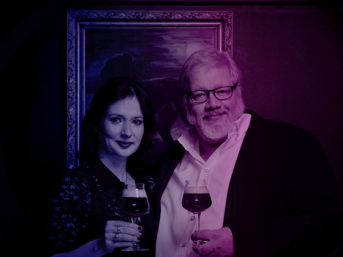 Ein Mann und eine Frau halten Biergläser in der Hand und posieren für ein Foto.