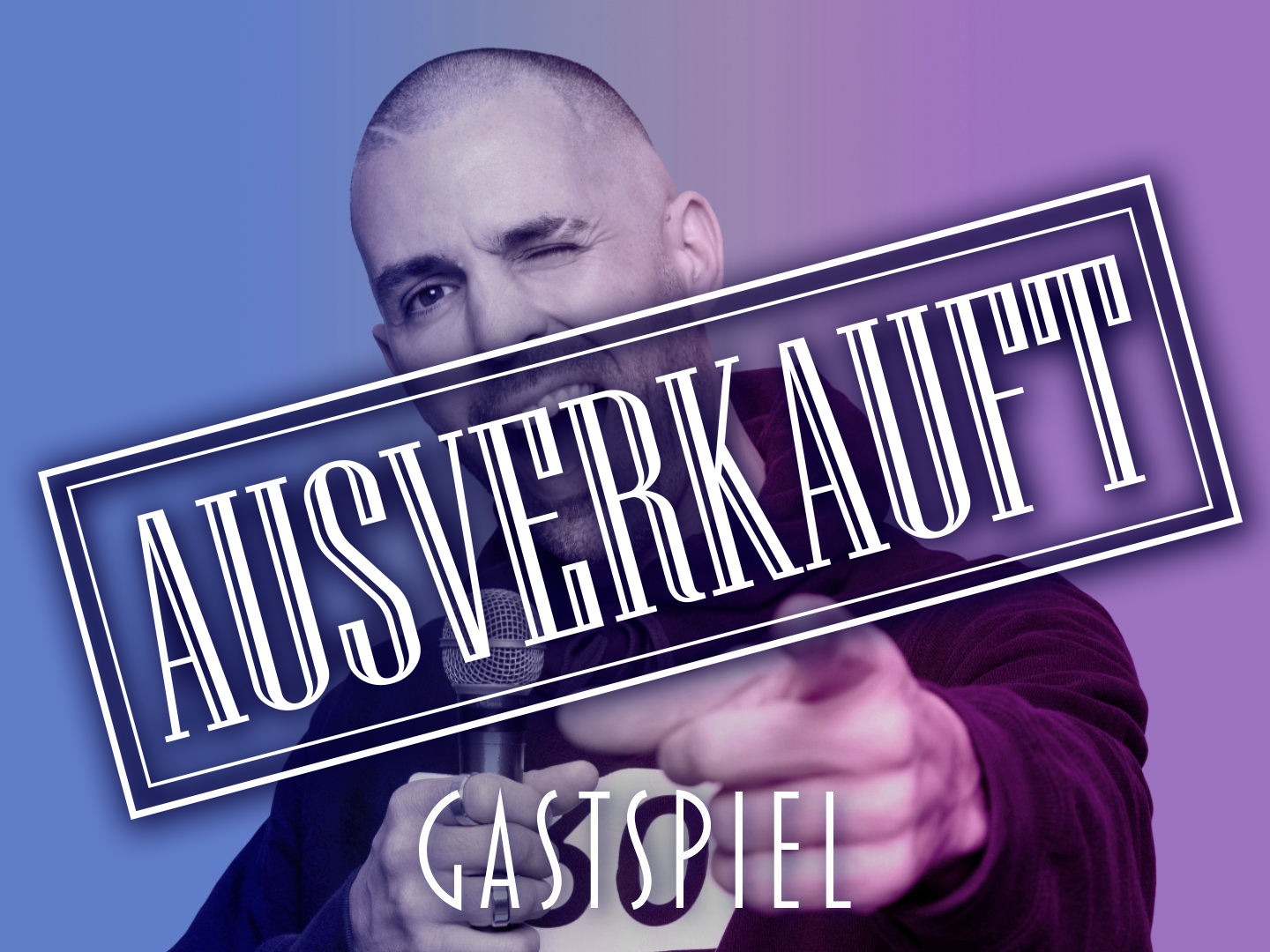 Mann mit Mikrofon, der auf die Kamera zeigt, mit dem Text 'AUSVERKAUFT' im Hintergrund.