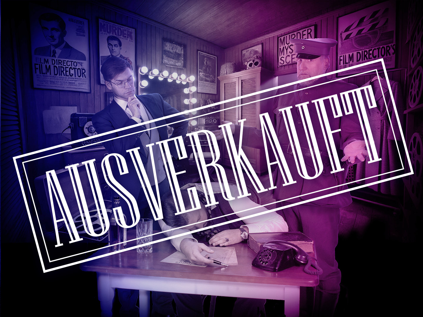 Szenenbild eines Theaterstücks mit dem Schriftzug 'Ausverkauft' und zwei Schauspielern in Kostümen.