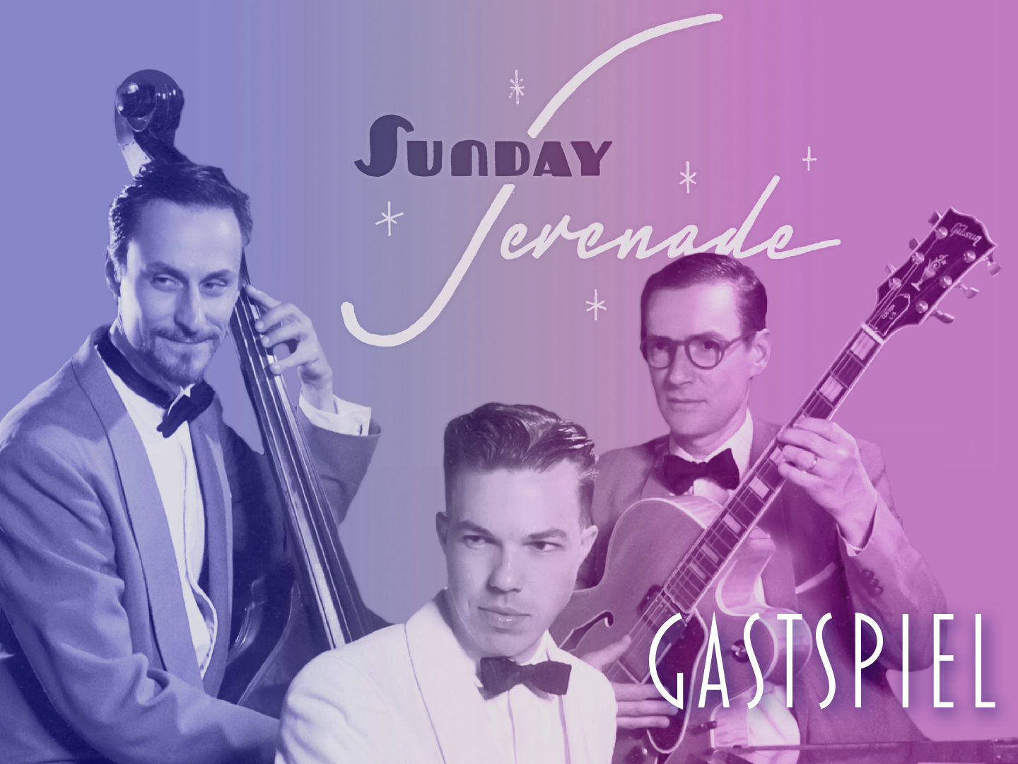 Drei Musiker in formeller Kleidung mit Kontrabass, Gitarre und Mikrofon während einer Aufführung.