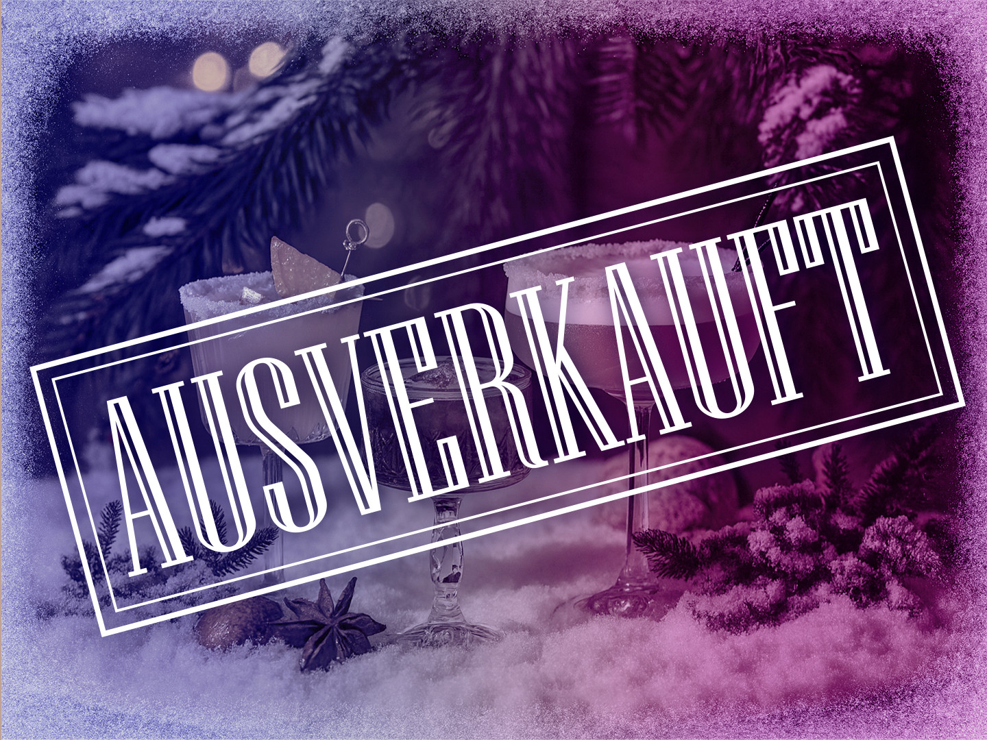 Zwei Cocktails mit einem Ausverkauft-Stempel auf einem dekorativen Hintergrund mit Tannenzweigen.