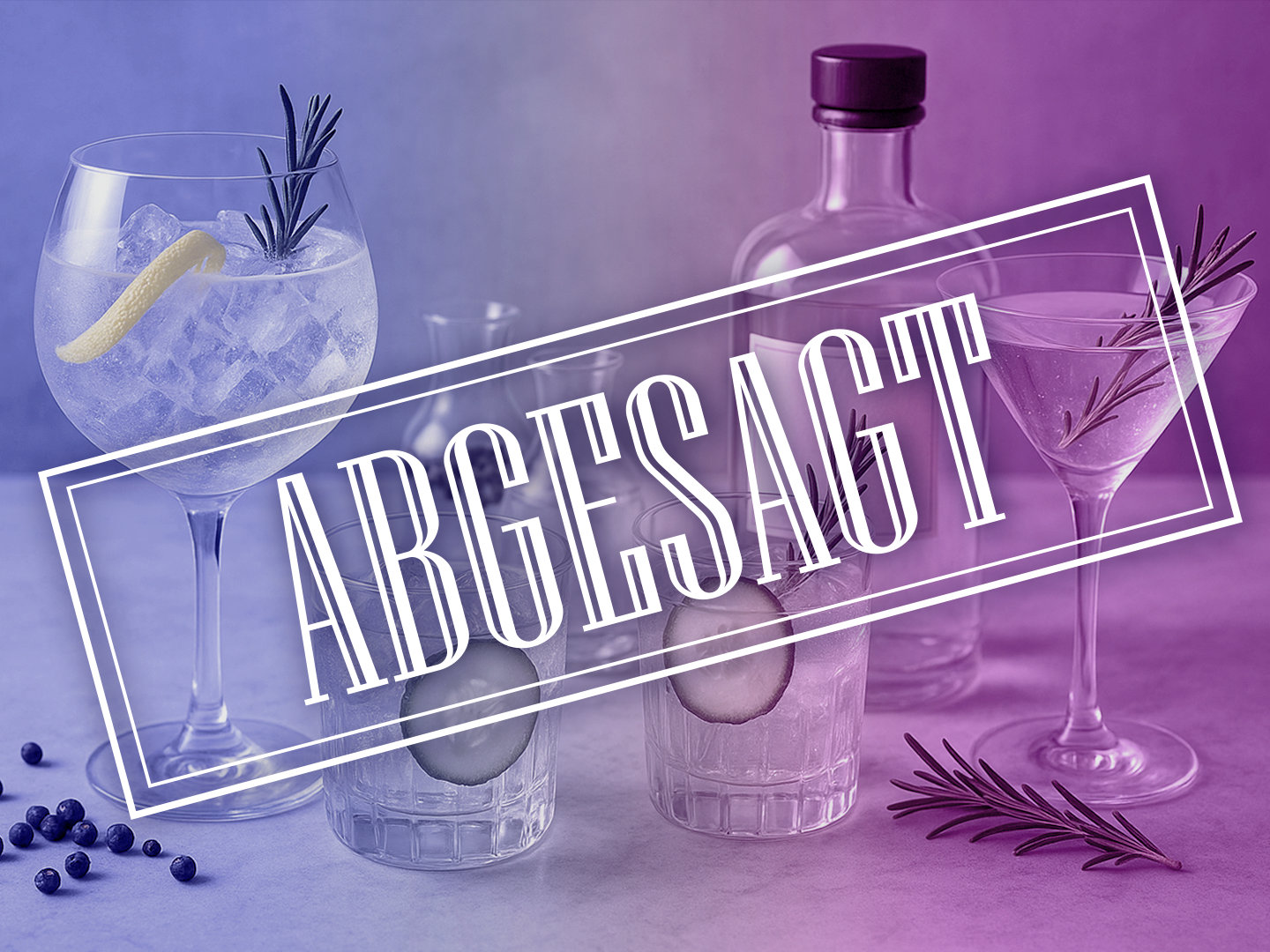 Verschiedene Gläser mit Gin, Eis, Zitrone und Rosmarin auf einem Tisch.