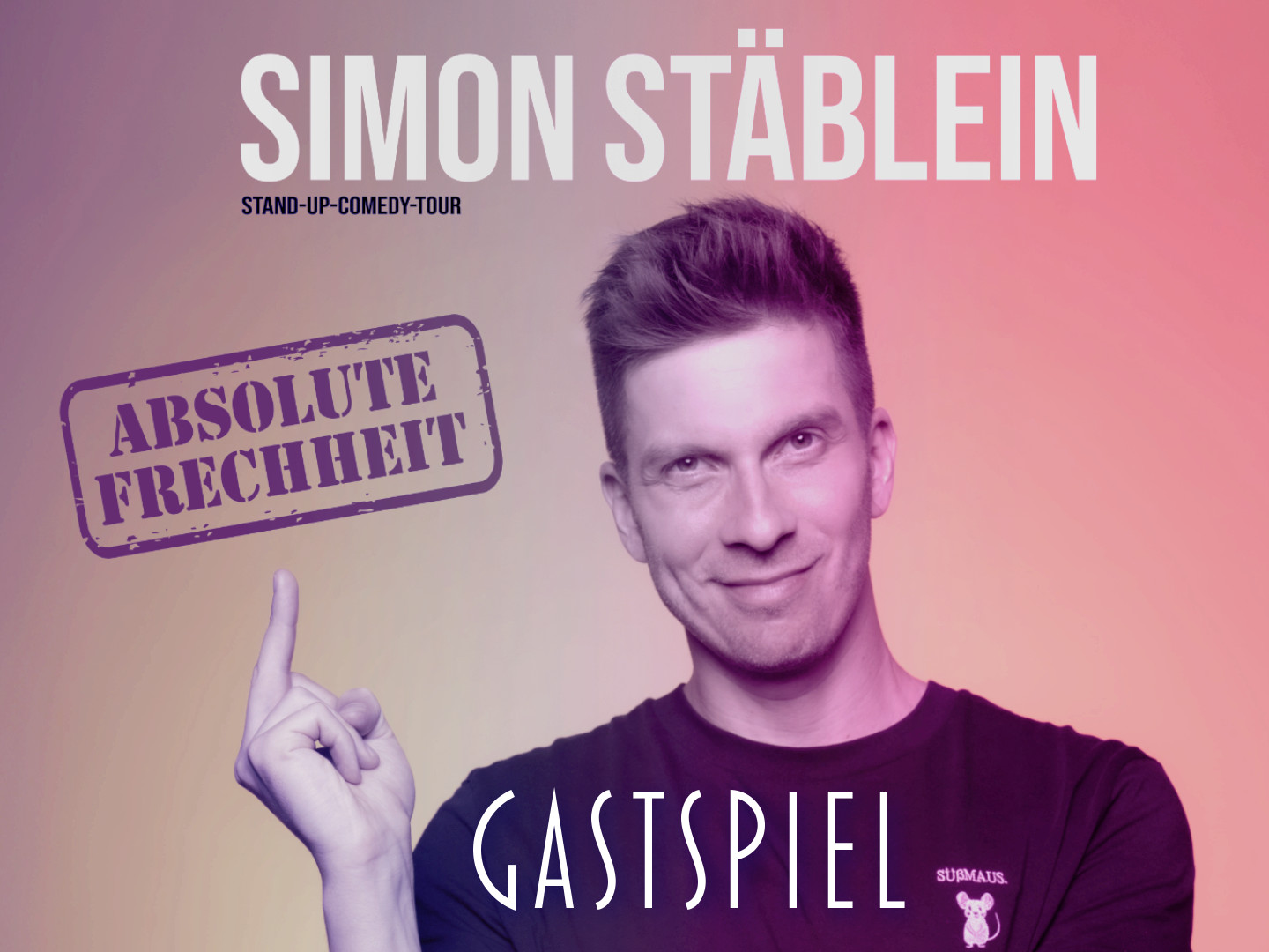 Simon Stäblein zeigt mit einem Finger nach oben und hat einen humorvollen Ausdruck auf seinem Gesicht.