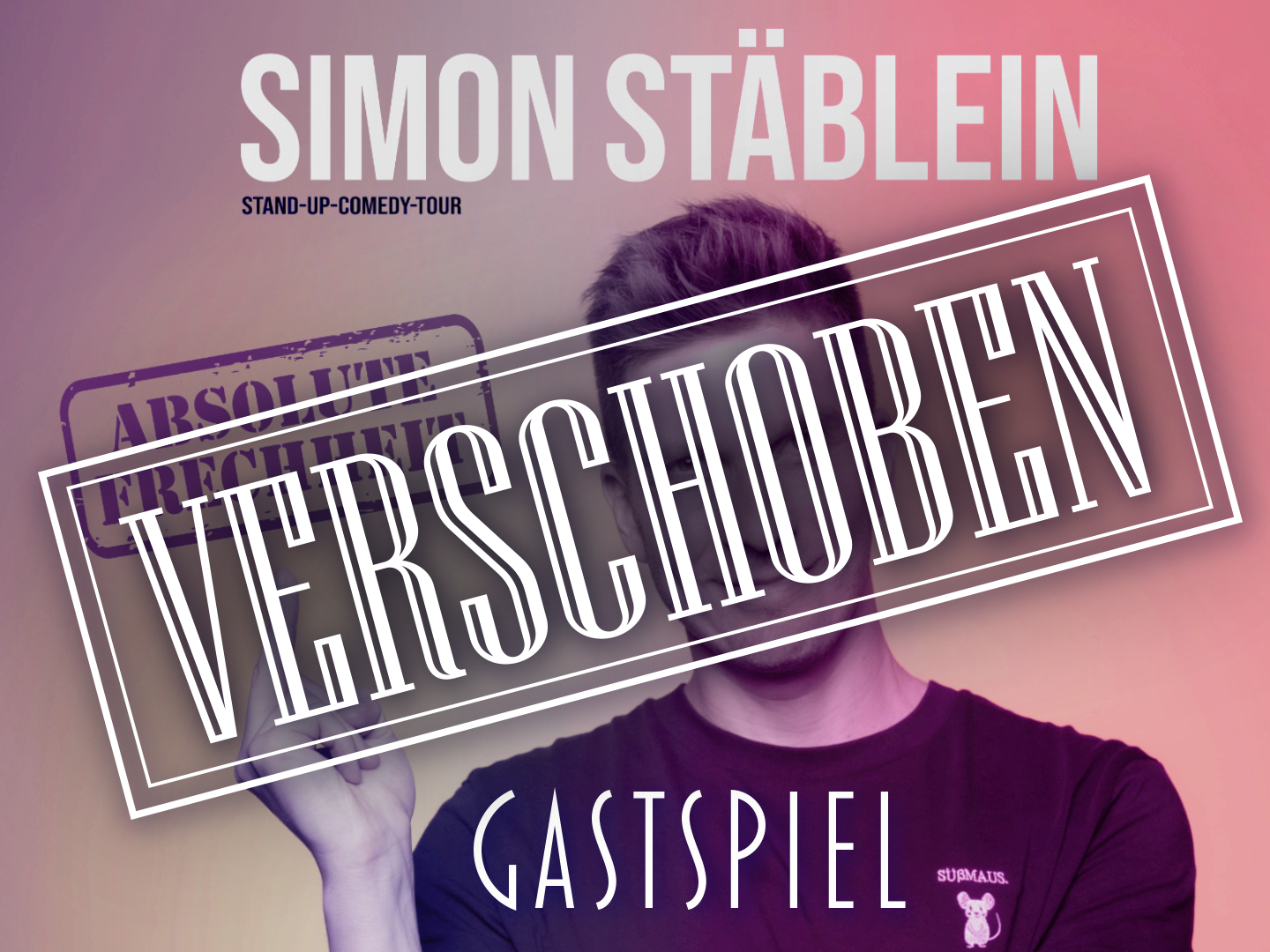 Simon Stäblein hält ein Schild mit der Aufschrift 'Verschoben' während seiner Stand-Up-Comedy-Tour.
