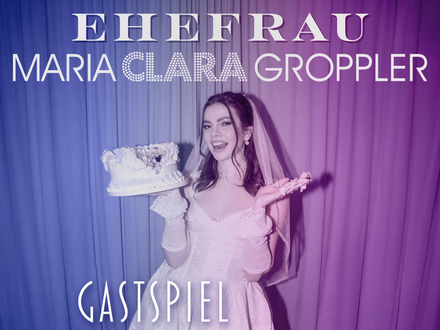 Unter violett-blauem Licht steht Maria-Clara Groppler im Brautkleid vor dem Schriftzug EHEFRAU und hält eine Torte in der Hand.