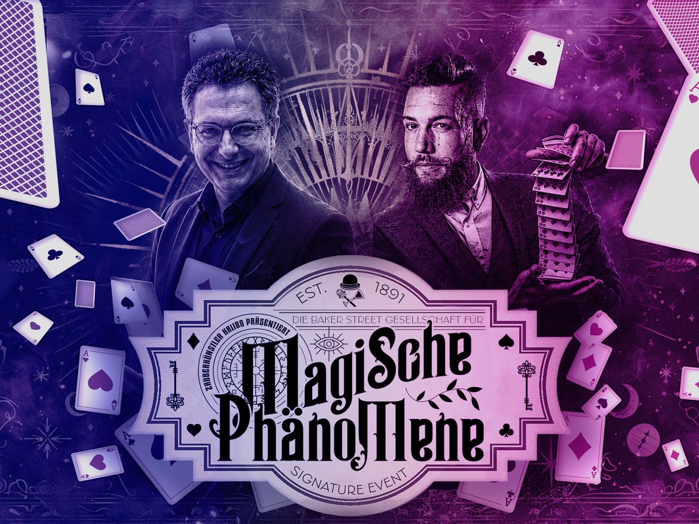 Ein lila-blaues Eventmotiv mit Michael Friemel, einem Kartentrick-Magier und dem Schriftzug Magische Phänomene im Vintage-Stil mit Spielkarten.