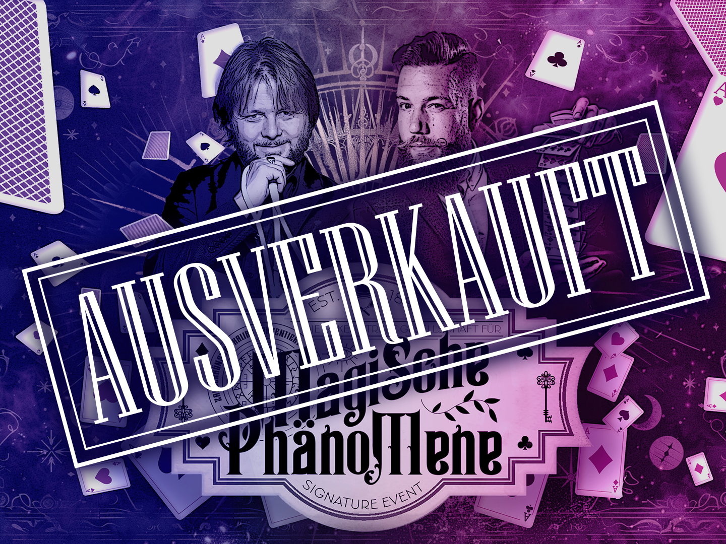 Eventplakat für 'Magische Phänomene' mit zwei Männern und Spielkarten im Hintergrund.