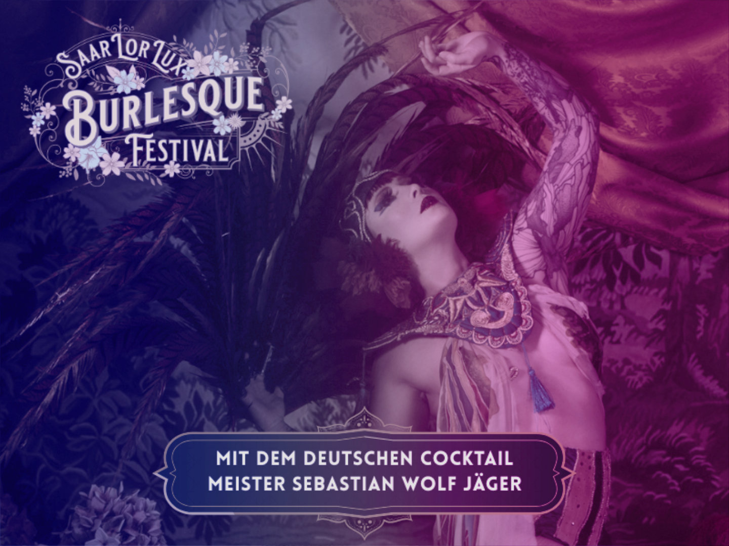 Darstellung eines Burlesque-Künstlers mit Federn und glamourösem Outfit beim SaarLorLux Burlesque Festival.
