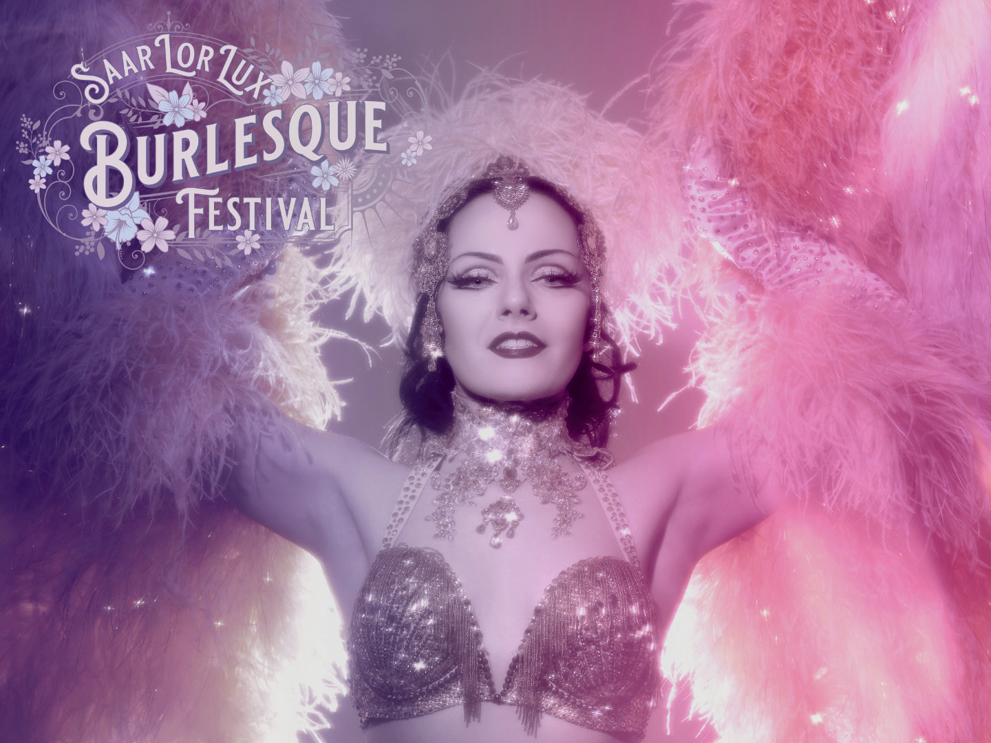 Frau in Glitzerkostüm mit Federboa, die beim SaarLorLux Burlesque Festival posiert.