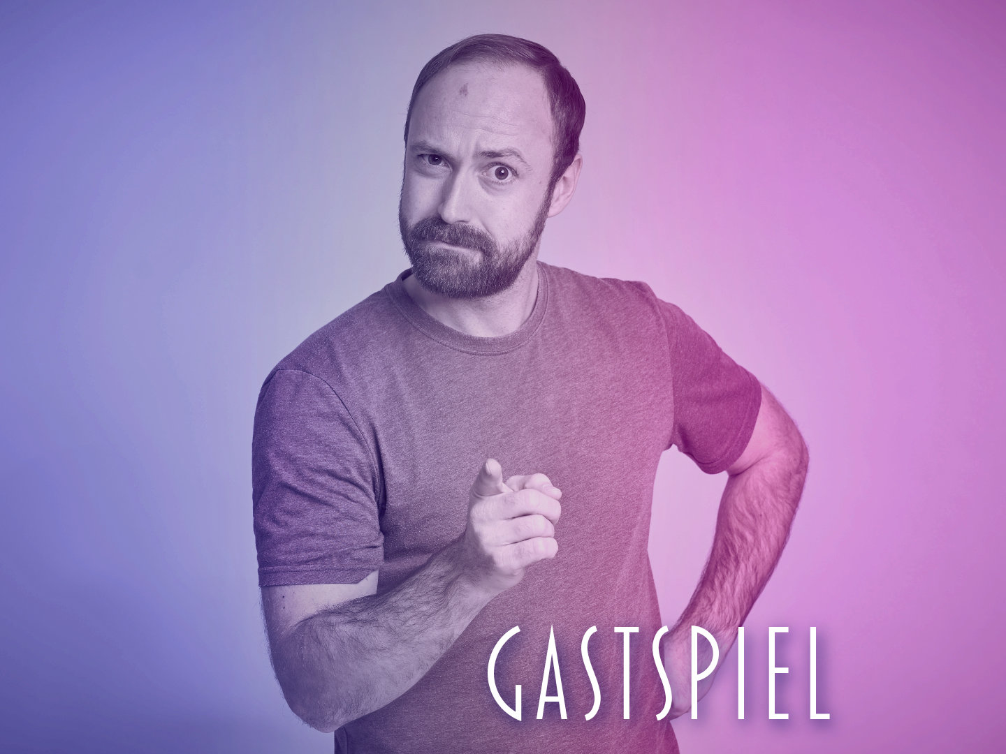 Mann zeigt mit dem Finger auf den Betrachter und hat einen nachdenklichen Gesichtsausdruck.