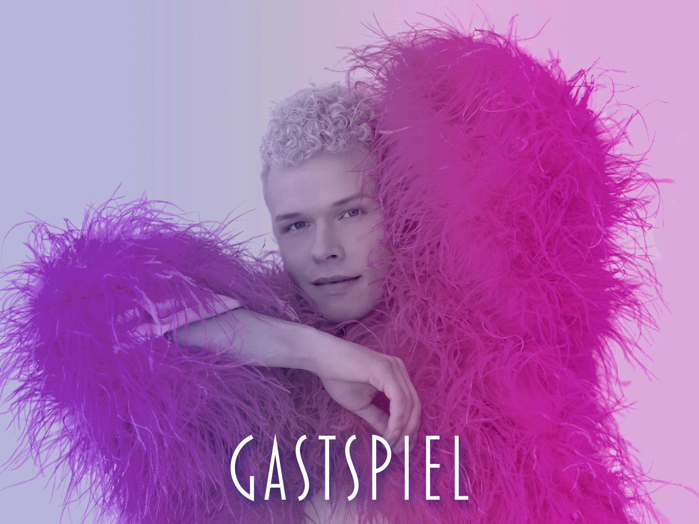 Mann mit lockigem Haar trägt ein auffälliges Federkostüm in Pink und Lila.