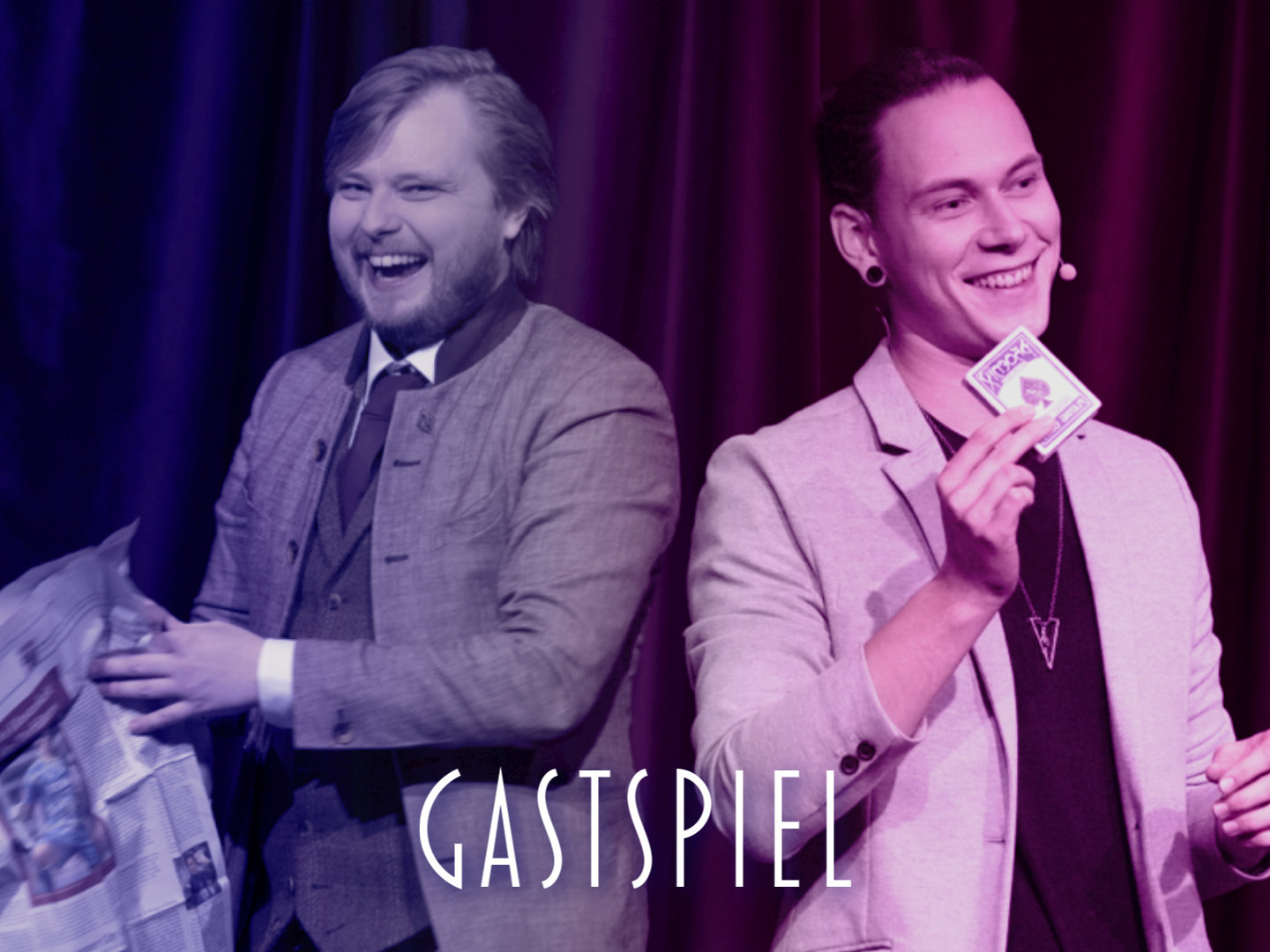 Zwei Magier während einer Zaubershow, einer hält eine Zeitung und der andere zeigt eine Karte.