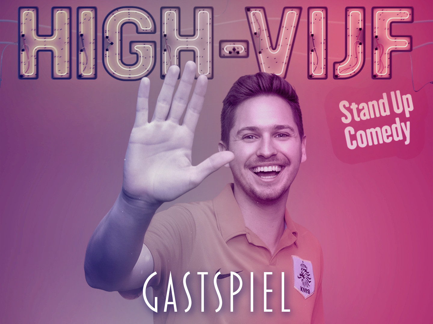 Niklas Siepen, ein Stand-Up-Comedian, zeigt ein Handzeichen vor einem bunten Hintergrund mit dem Text 'HIGH-VIJF'.