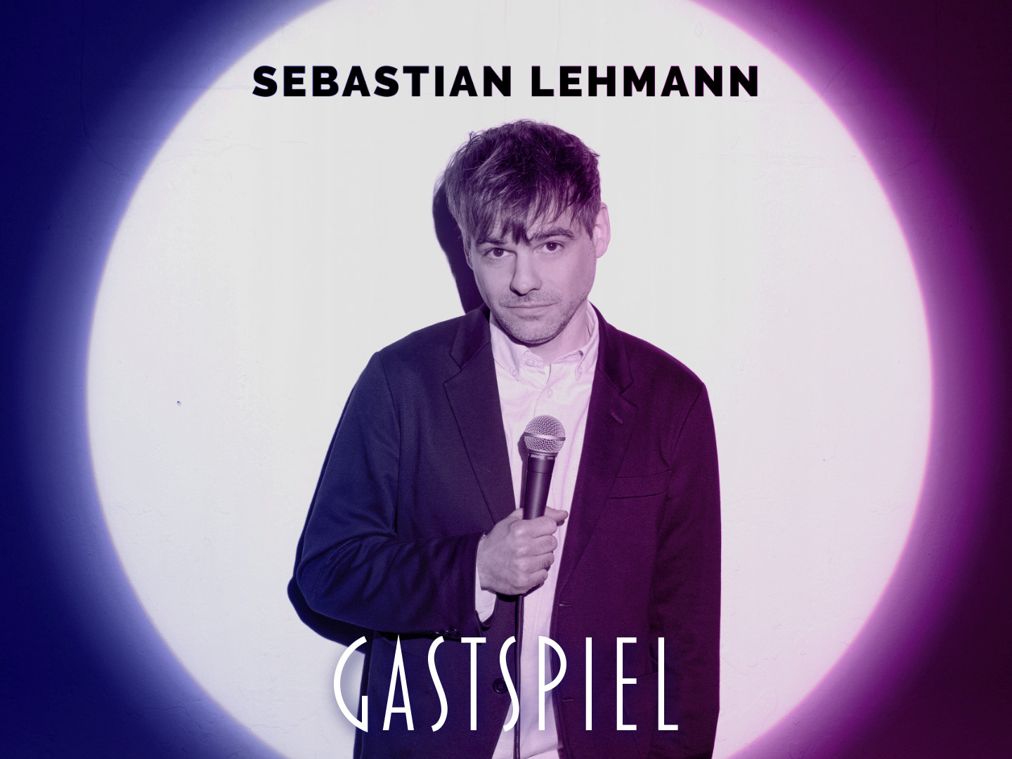 Sebastian Lehmann hält ein Mikrofon in der Hand, umgeben von einem farbigen Lichtkreis.