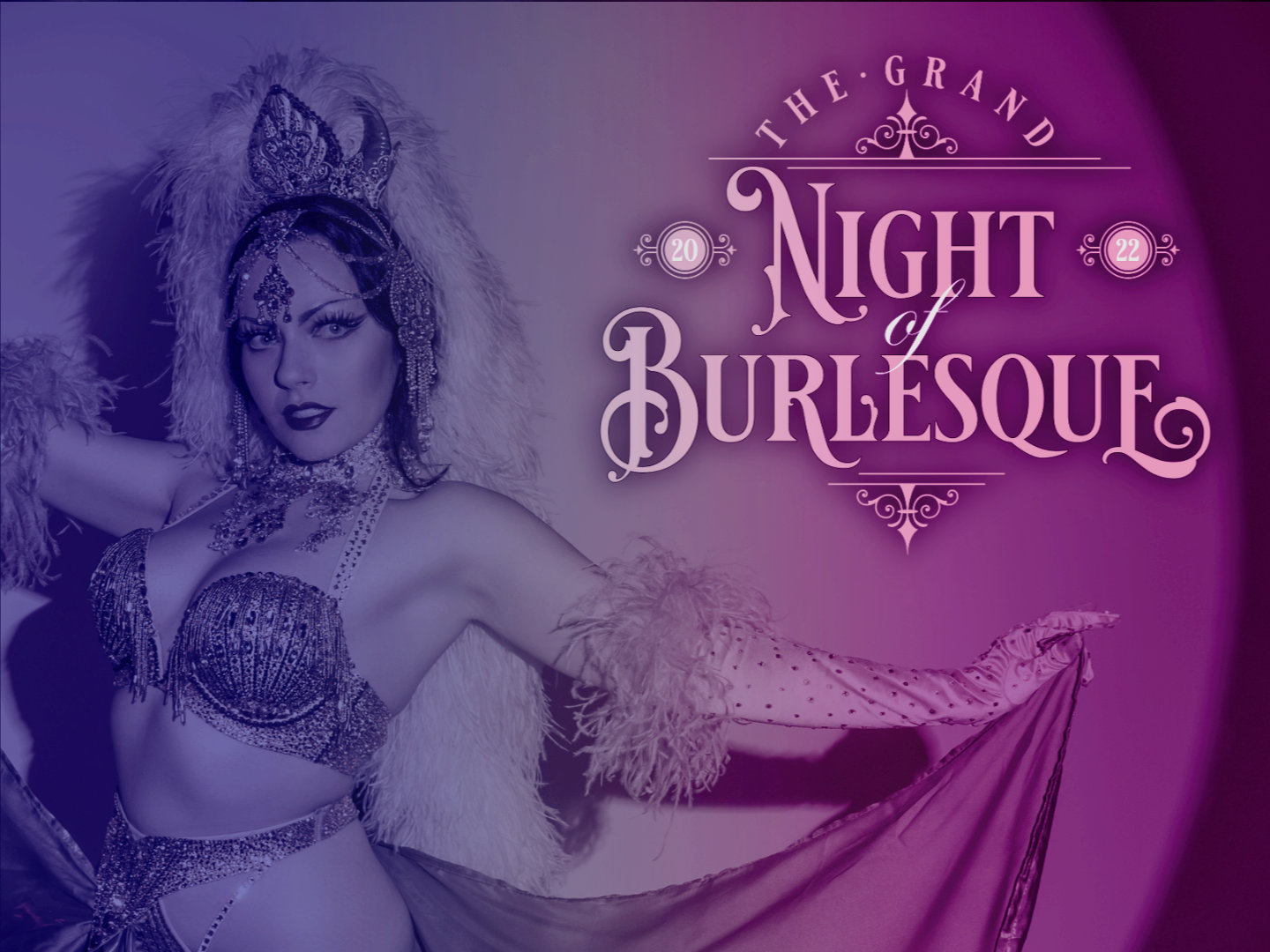 Burlesque Tänzerin in aufwendigem Kostüm mit Federkopfschmuck und Glitzer.