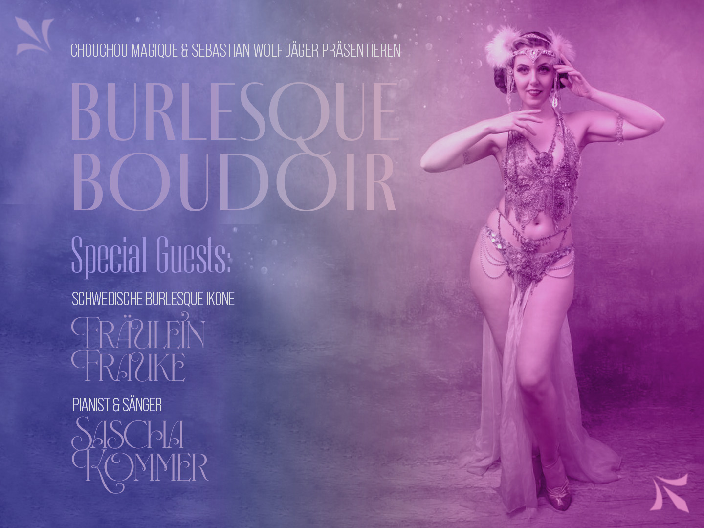 Burlesque Boudoir mit Frauke: in violetter Lichtstimmung und glitzerndem Kostüm posiert eine Darstellerin mit Federkopfschmuck vor den Bühnennebeln.