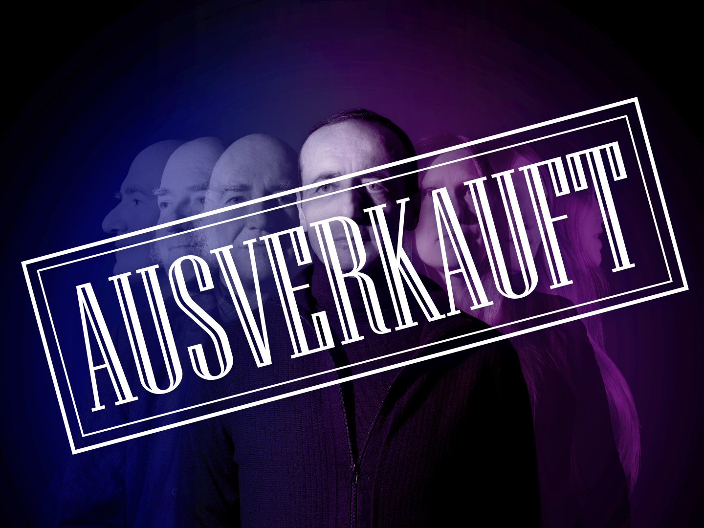 Blau-lila beleuchtete Szene mit mehreren Personen im Hintergrund, aufgelegt ist der großen weißen Aufdruck AUSVERKAUFT über dem Bild, Bezug zu AV im Dateinamen
