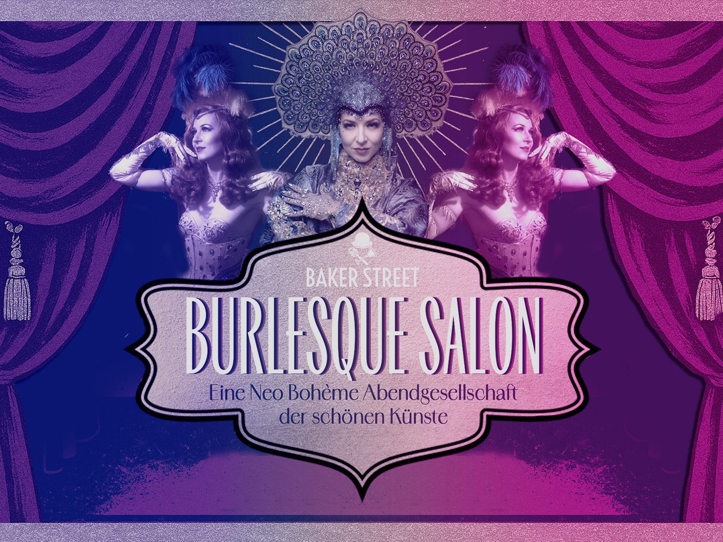 Beim Burlesque Salon posiert Ruby de Cadence zwischen zwei Spiegelbildern vor einem opulenten Bühnenmotiv.