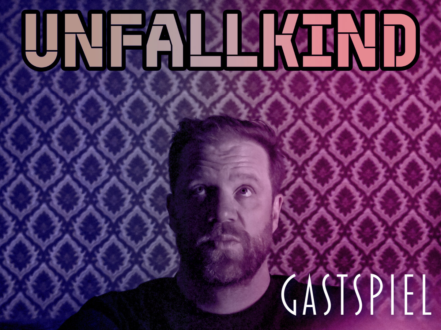Portrait von Michael Jaeger vor lila Damastmuster-Hintergrund, Hinweis auf Unfallkind Gastspiel, Plakatstil mit großem Schriftzug Unfallkind