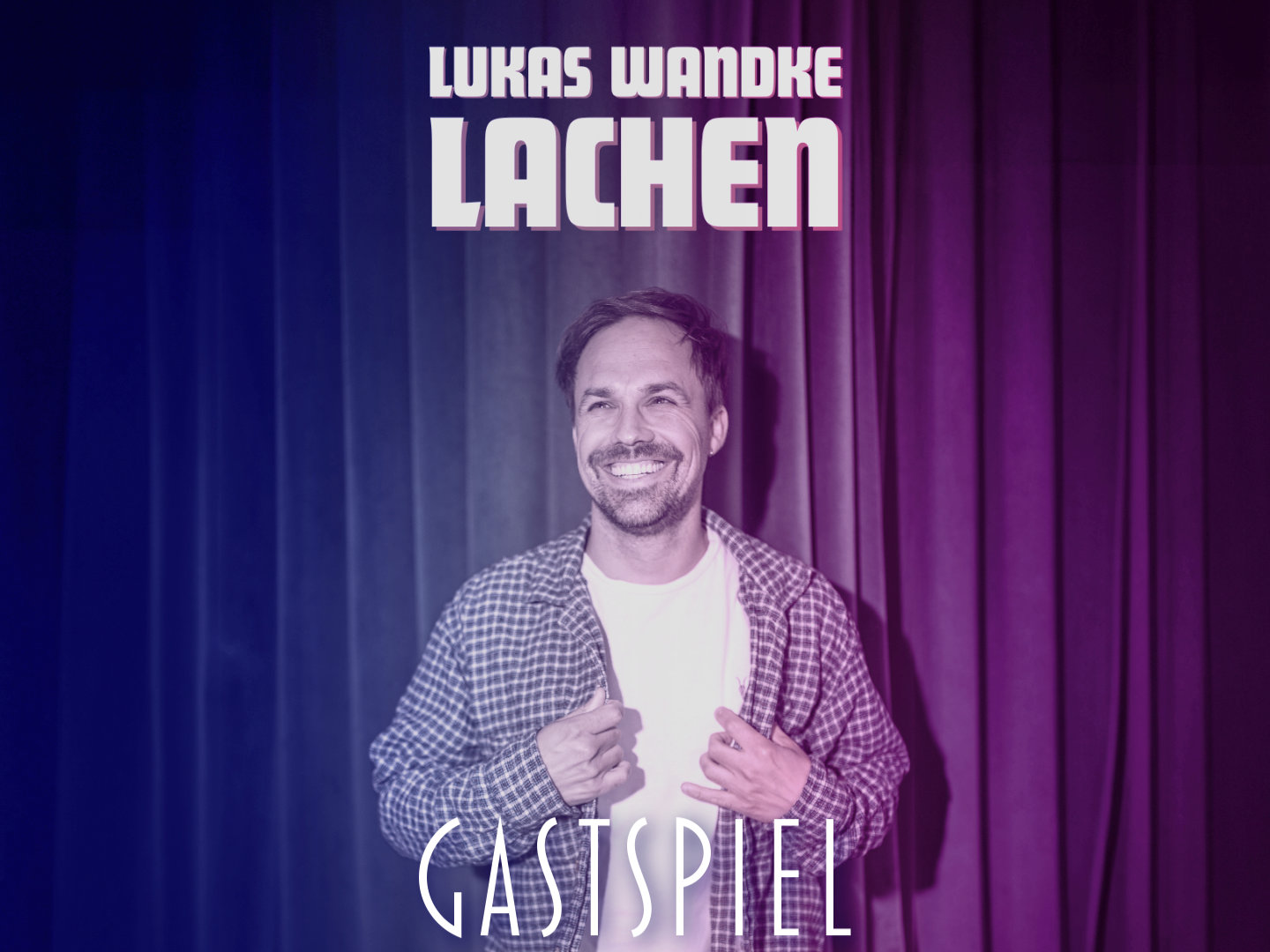 Lukas Wandke steht lächelnd vor einer blau-lila Bühnenkulisse mit Vorhang und hält ein Mikrofon; oben steht „Lukas Wandke LACHEN“, unten „GASTSPIEL“.