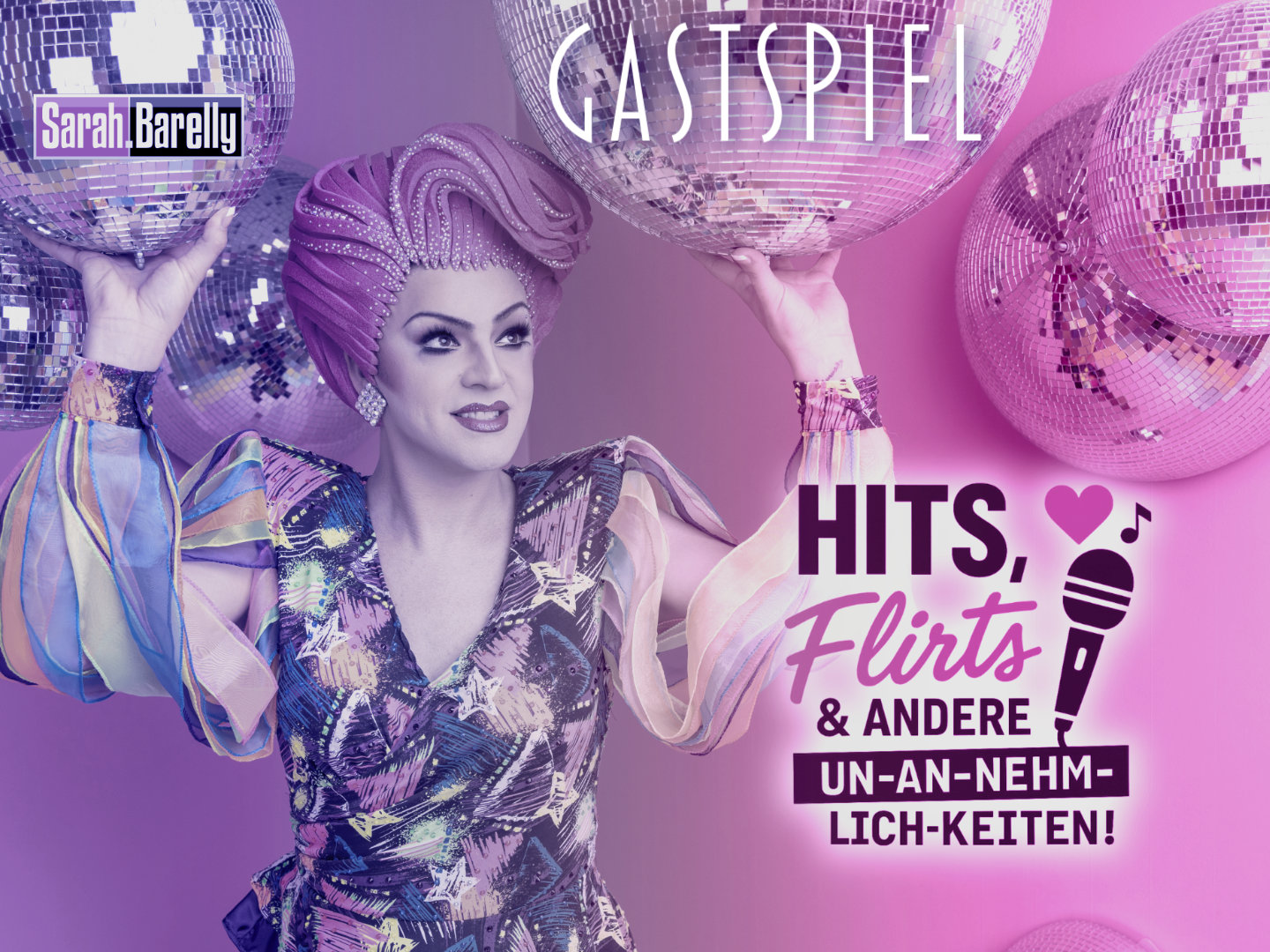 In pinkem Licht steht Sarah Barelly zwischen Discokugeln und präsentiert das Gastspiel mit Hits, Flirts und anderen Unannehmlichkeiten.