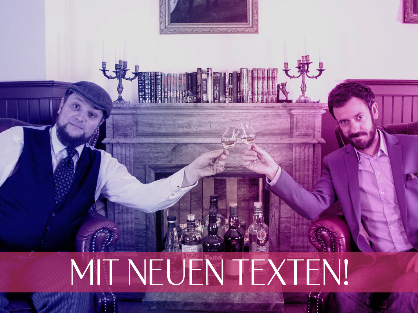 Zwei Männer stoßen in einem stilvollen Raum mit Kamin, Büchern und violettem Licht mit Gläsern an, während der Schriftzug „MIT NEUEN TEXTEN!“ leuchtet.