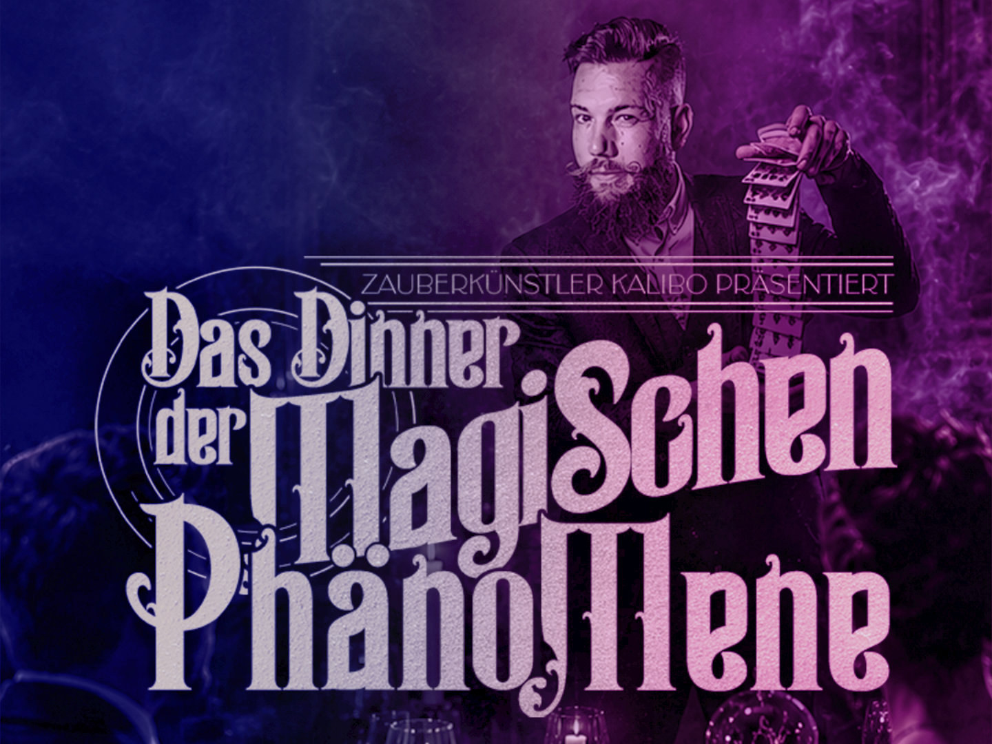 Zauberkünstler Kalibo hält Spielkarten hoch; „Das Dinner der magischen Phänomene“ verbindet Salonmagie mit einem Drei-Gang-Menü.