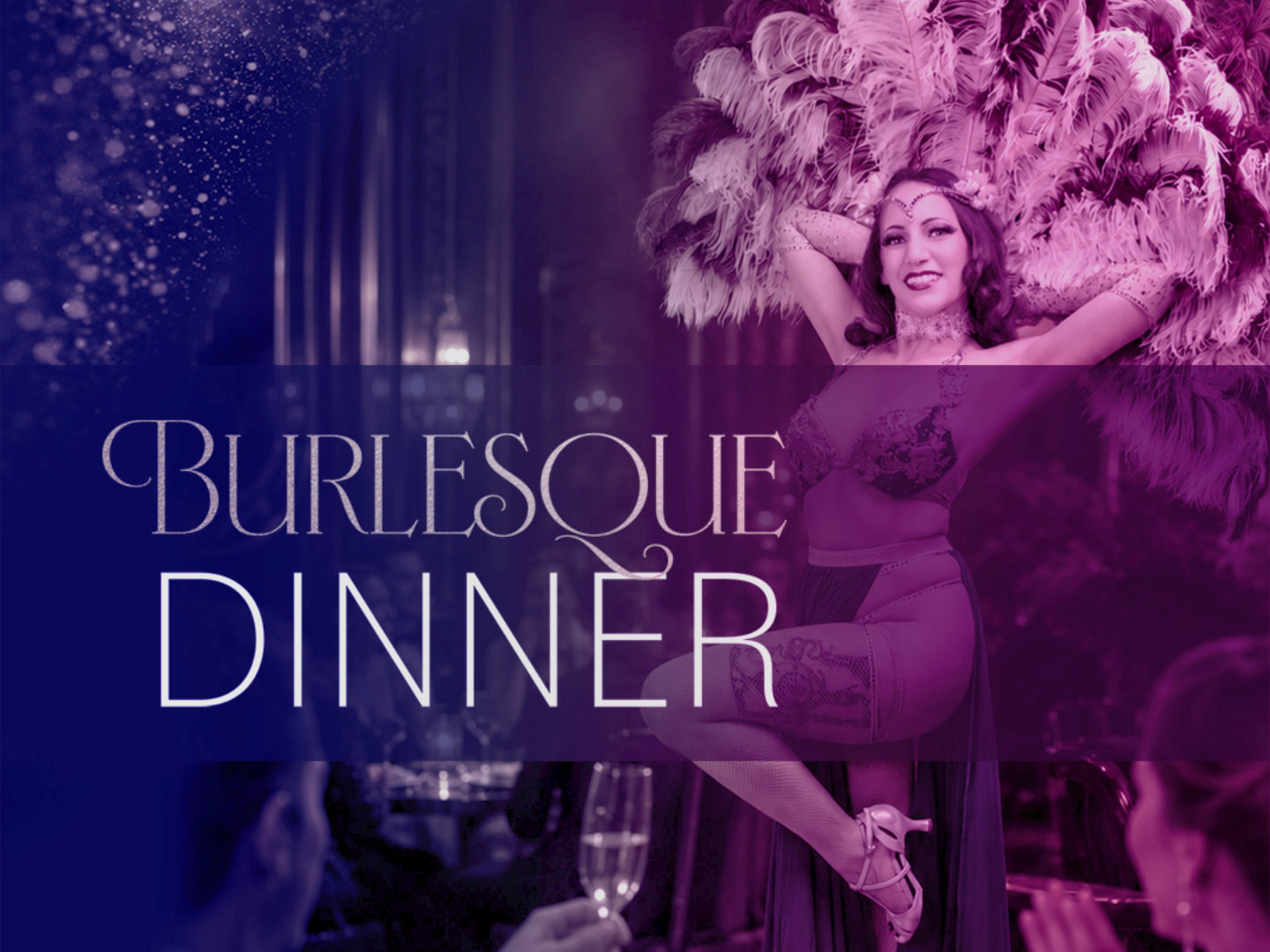 Eine Burlesque-Tänzerin posiert mit erhobenen Armen vor ausgebreiteten Federfächern; der Schriftzug „Burlesque Dinner“ steht über der Bühne.