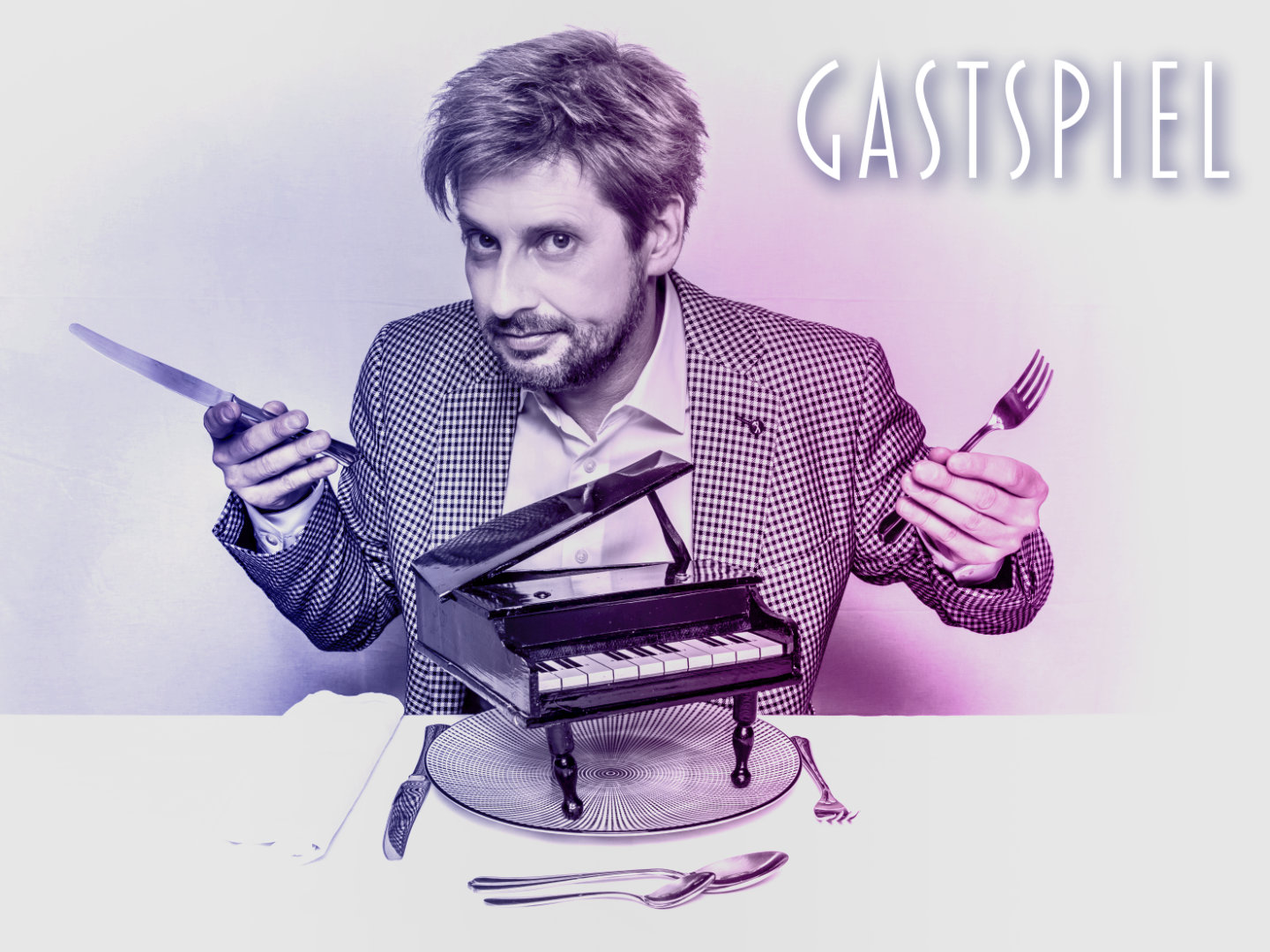 Daniel Helfrich hält Messer und Gabel über einem Miniaturklavier und verbindet Musik und Trennkost mit humorvollem Wortspiel.