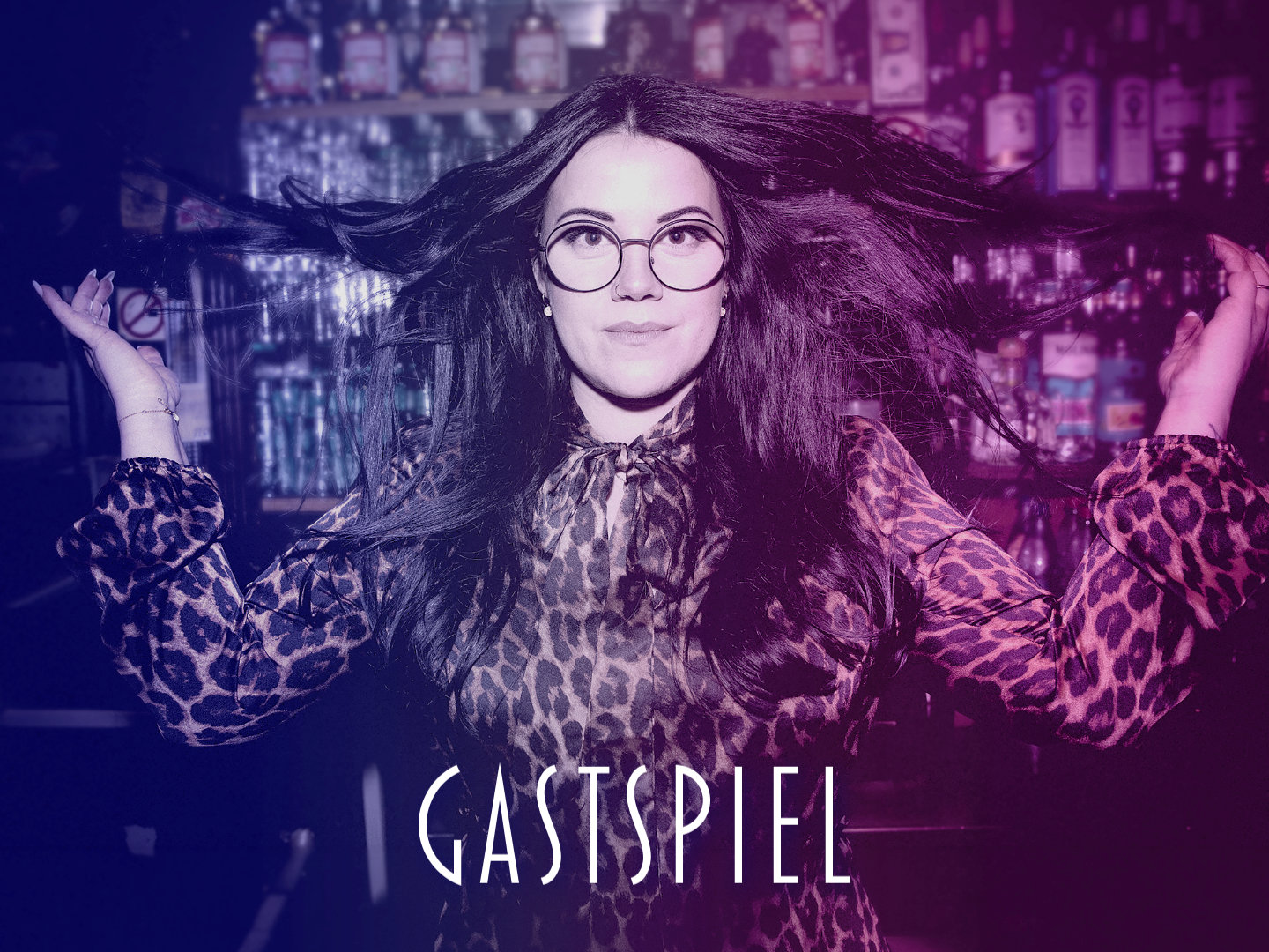 Comedienne Schlongonges alias Lisa-Marie Fritz breitet mit erhobenen Händen ihr langes Haar aus; darunter steht „Gastspiel“ zum Programm Venushügel.